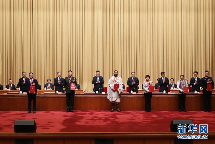 2.習(xí)近平等向受表彰的模范集體和模范個(gè)人代表頒獎(jiǎng)。