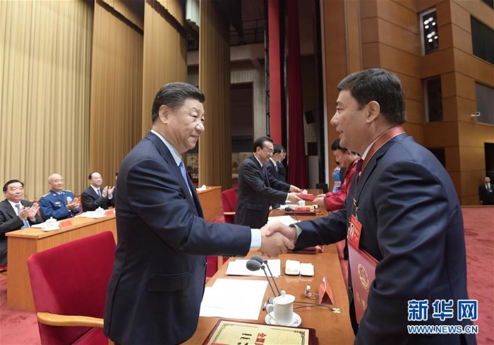 4.9月27日，全國(guó)民族團(tuán)結(jié)進(jìn)步表彰大會(huì)在北京舉行。這是習(xí)近平等向受表彰的模范集體和模范個(gè)人代表頒獎(jiǎng)。 新華社記者 李學(xué)仁 攝