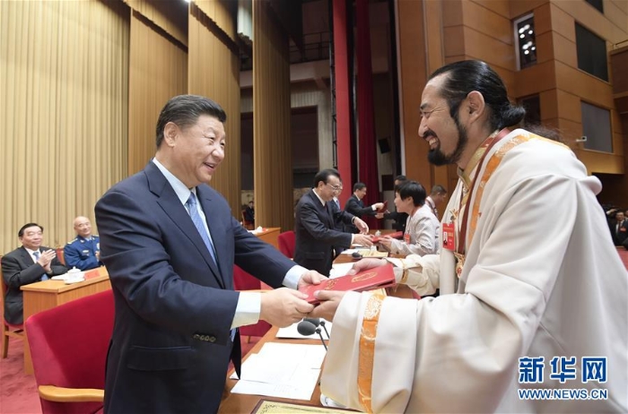5.9月27日，全國(guó)民族團(tuán)結(jié)進(jìn)步表彰大會(huì)在北京舉行。這是習(xí)近平等向受表彰的模范集體和模范個(gè)人代表頒獎(jiǎng)。