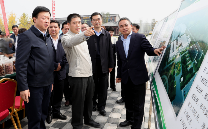 陜西省副省長徐大彤（左二）參觀活動現(xiàn)場.png