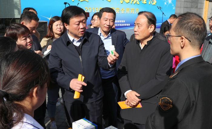圖為參加活動的領導在現(xiàn)場視察。（趙光 攝）.j.png