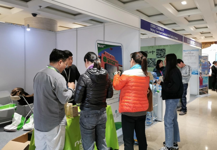 圖為參會(huì)代表在展覽區(qū)參觀、交流。
