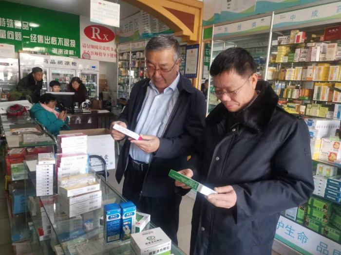 呼和浩特市市場監(jiān)督管理局執(zhí)法人員正在檢查藥店銷售藥品。楊燕攝