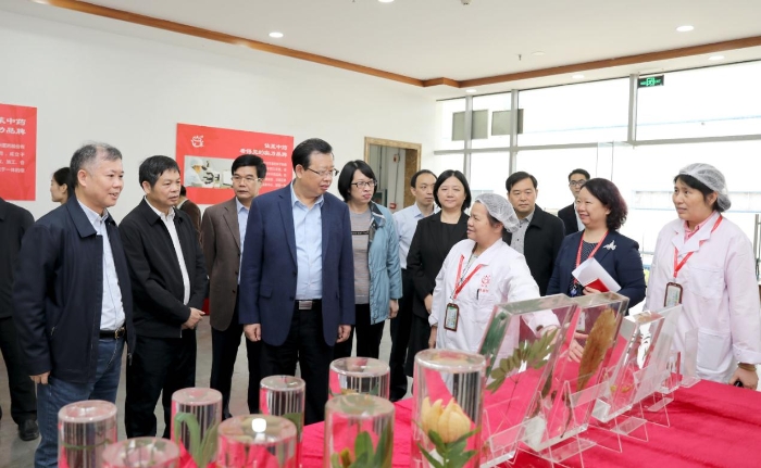 圖為廣西壯族自治區(qū)人民政府副主席李彬一行參觀廣西壯族自治區(qū)醫(yī)療器械檢測中心電磁兼容（EMC）檢測實驗室。（程奇攝）