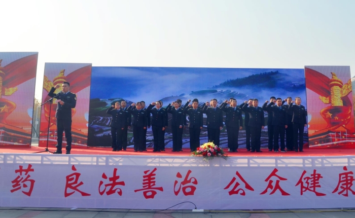 圖為啟動儀式現(xiàn)場，執(zhí)法人員宣誓。（岳陽市市場監(jiān)督管理局供圖）