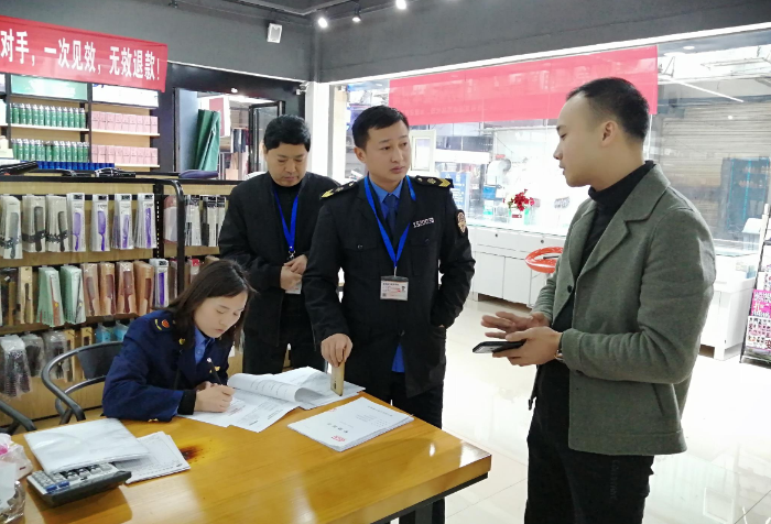 圖為稽查執(zhí)法人員在銅仁市碧江區(qū)金灘廣場雅麗發(fā)品經(jīng)銷店開展化妝品質(zhì)量安全檢查。