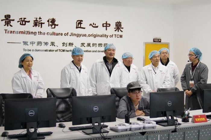 圖為浙江省藥品監(jiān)督管理局黨組書記、局長徐潤龍率隊(duì)走訪浙江景岳堂藥業(yè)有限公司。（浙江省藥品監(jiān)督管理局供圖）