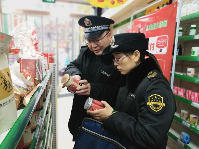 圖為蚌埠市市場(chǎng)監(jiān)督管理局執(zhí)法人員檢查零售藥店