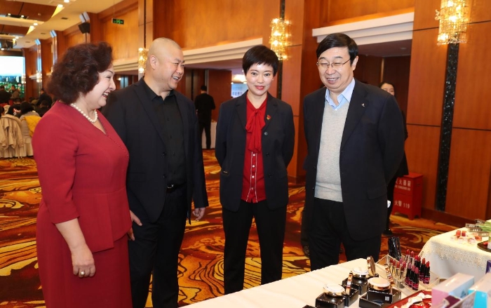 新疆維吾爾自治區(qū)藥品監(jiān)督管理局黨組成員、副局長馬明輝（右一）了解新疆化妝品企業(yè)的產(chǎn)品（馬少賓 攝）