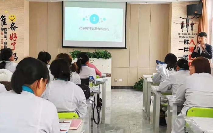 圖為宣講團(tuán)為梨樹縣匯豐大藥房連鎖有限公司員工進(jìn)行“兩法”培訓(xùn)