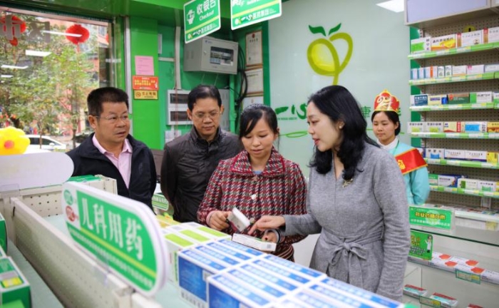 圖為檢查組在藥店進(jìn)行檢查。（李舒雯攝）
