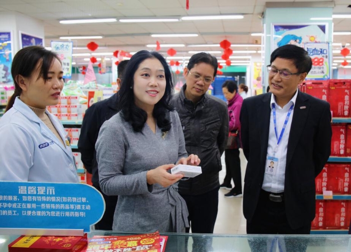 圖為檢查組在藥店進(jìn)行檢查。李舒雯攝