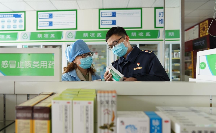 2月2日該局執(zhí)法人員正在一家藥店對抗病毒藥品進行檢查。