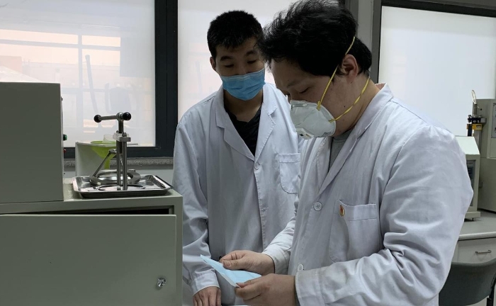 圖為醫(yī)用外科口罩測試樣品制備。（中國食品藥品網(wǎng)記者楊菲 攝）