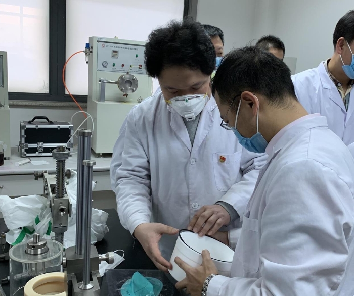 圖為醫(yī)用防護(hù)口罩過濾效率與氣流阻力測試。（中國食品藥品網(wǎng)記者楊菲 攝）
