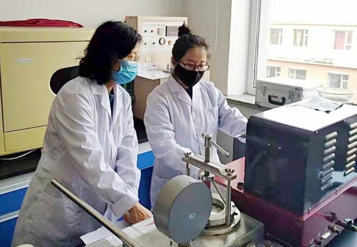 圖為吉林省器械所檢驗(yàn)人員進(jìn)行醫(yī)用一次性口罩的項(xiàng)目檢驗(yàn)。