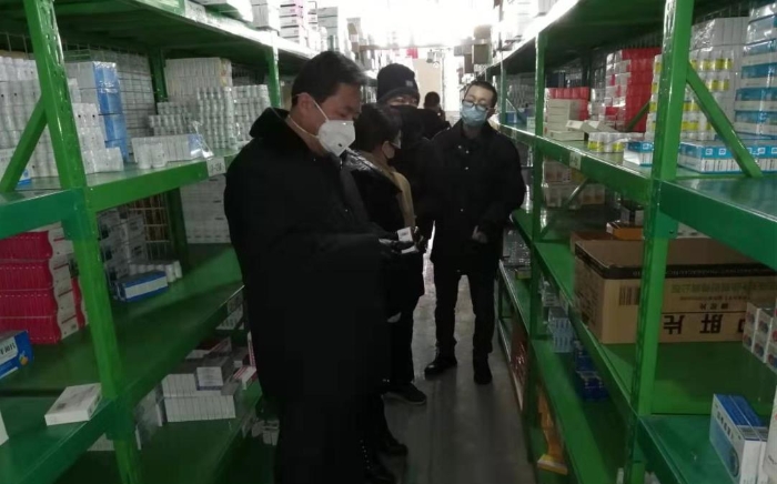 圖為吉林省藥監(jiān)局延邊檢查分局局長胡中玉（左一）帶隊檢查藥品經營企業(yè)。