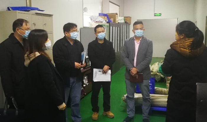 圖為廣西壯族自治區(qū)藥監(jiān)局工作人員到一家企業(yè)調(diào)研，及時(shí)掌握疫情防控所需醫(yī)療器械庫存及產(chǎn)能情況。 