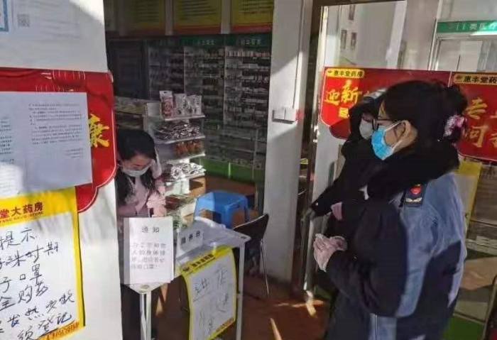 圖為包頭市昆都侖區(qū)市場(chǎng)監(jiān)管局執(zhí)法人員在一家藥店檢查。（昆都侖區(qū)市場(chǎng)監(jiān)管局供圖）