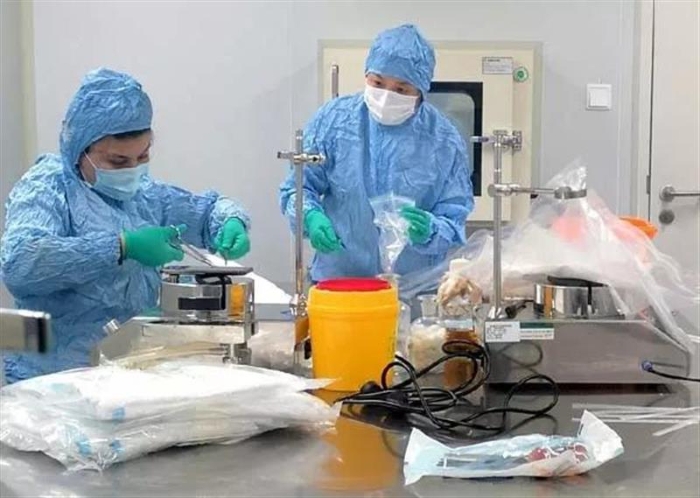 圖為新疆維吾爾自治區(qū)藥品檢驗研究院工作人員在工作。（新疆維吾爾自治區(qū)藥檢院供圖）