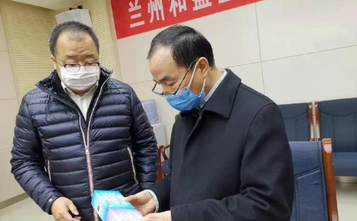 圖為甘肅省藥品監(jiān)督管理局黨組書(shū)記、局長(zhǎng)宋保才（右一）在藥品生產(chǎn)企業(yè)檢查藥品安全生產(chǎn)情況  甘肅省藥監(jiān)局供圖