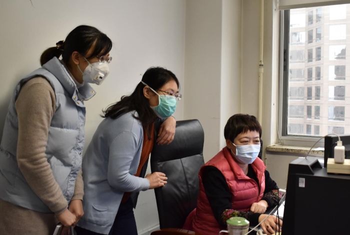 正在工作中的馬玉楠部長(zhǎng)、劉宗英老師與劉麗鶴。