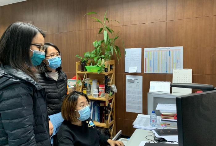 項(xiàng)目管理人正在溝通協(xié)調(diào)。
