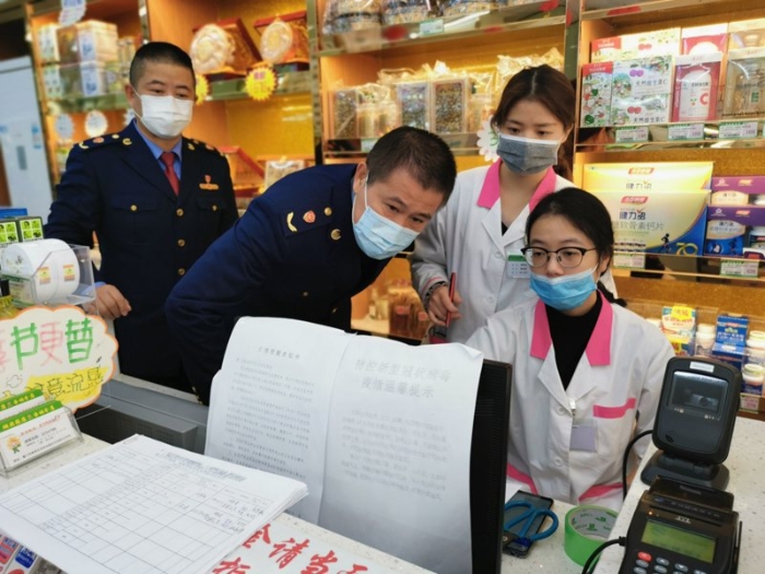 廈門(mén)市集美區(qū)市場(chǎng)監(jiān)管局檢查藥店疫情防控藥械供應(yīng)