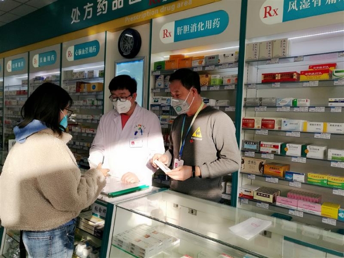 　張永貴堅守在藥店一線。