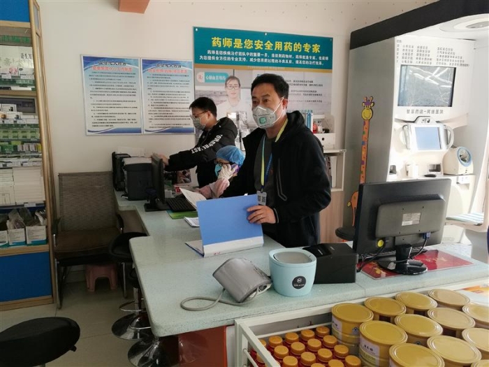 張永貴堅守在藥店一線。3