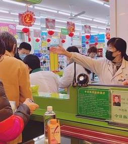 陸萍在指導(dǎo)顧客有序購買防護用品。