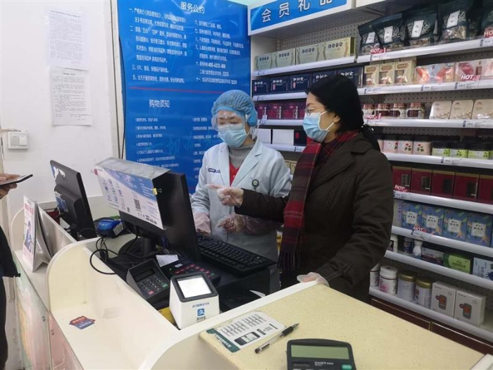 侯惠鳴指導(dǎo)店員做好購銷記錄。2