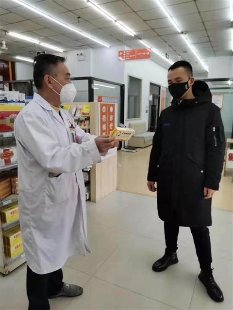 謝東杰在為顧客介紹藥品安全知識。