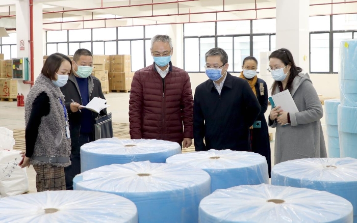 圖為監(jiān)管人員深入企業(yè)了解防控用品生產(chǎn)物資儲備情況。程奇攝