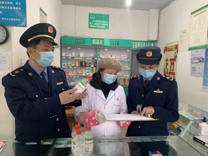 長(zhǎng)興開(kāi)展疫情防控類藥械產(chǎn)品執(zhí)法檢查1