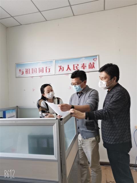 圖為該局工作人員在討論相關(guān)抗疫事宜。