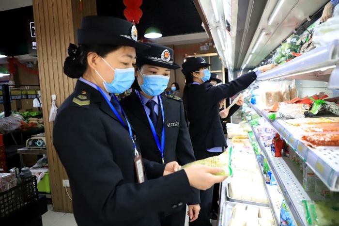 河南省開封市市場監(jiān)管局示范區(qū)分局開展食品安全專項整治