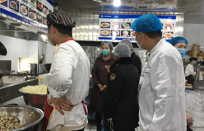 哈密市市場監(jiān)管人員開展現(xiàn)場檢查。