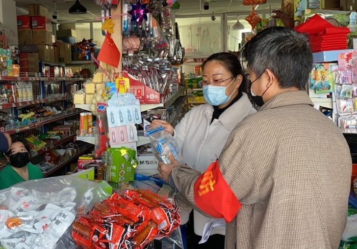 獨山子區(qū)市場監(jiān)管人員開展現(xiàn)場檢查。