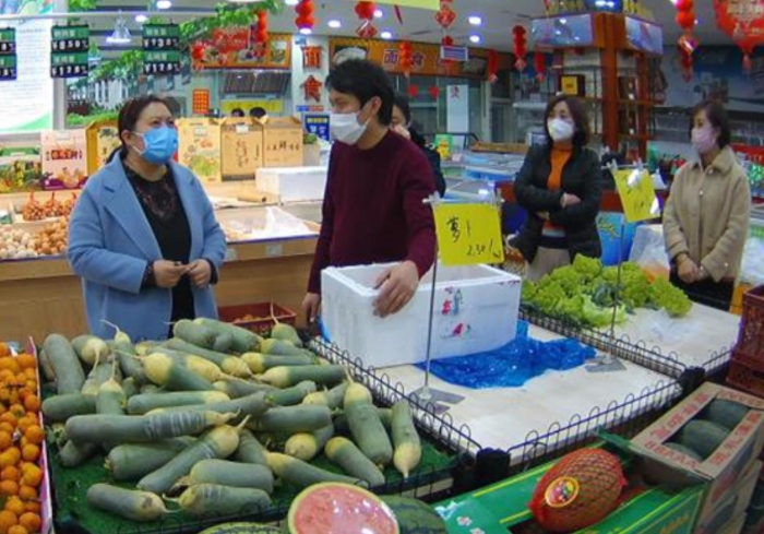 圖為張建新（左一）在工作中。