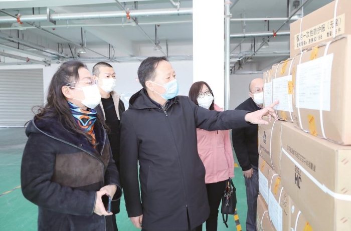 新疆維吾爾自治區(qū)藥品監(jiān)督管理局黨組書記、局長張鈺祥（前右）帶隊(duì)調(diào)研疫情防控用品生產(chǎn)企業(yè)。（馬少賓 攝）
