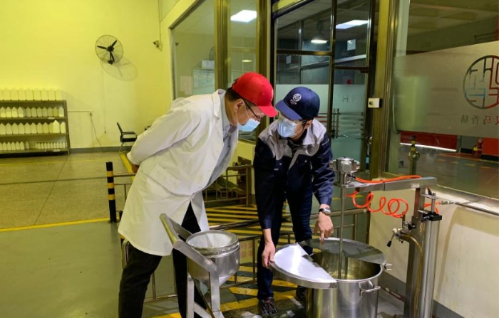 圖為現(xiàn)場審核企業(yè)生產(chǎn)情況。（中國食品藥品網(wǎng)記者楊菲 攝）