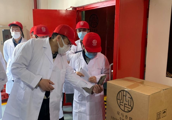 圖為現(xiàn)場審核企業(yè)生產(chǎn)情況。（中國食品藥品網(wǎng)記者楊菲 攝）