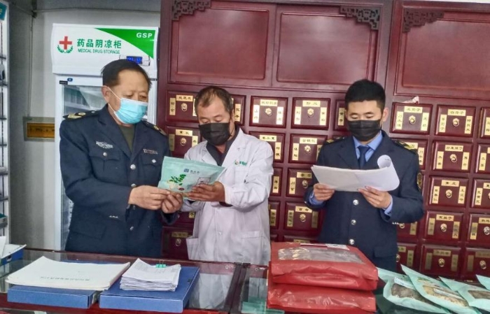 科左后旗市場監(jiān)督管理局監(jiān)管人員檢查藥店中藥飲片銷售情況?？谱蠛笃焓袌霰O(jiān)督管理局供圖