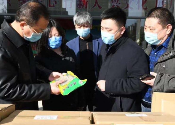 張艷琴（左二）接受企業(yè)捐贈抗疫物資。