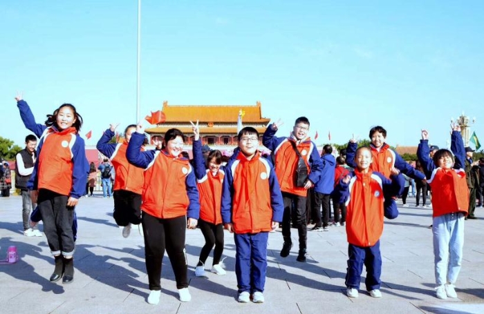 2019年10月臨泉醫(yī)藥希望小學14名師生赴京參加“聚力助學，愛心圓夢”活動。