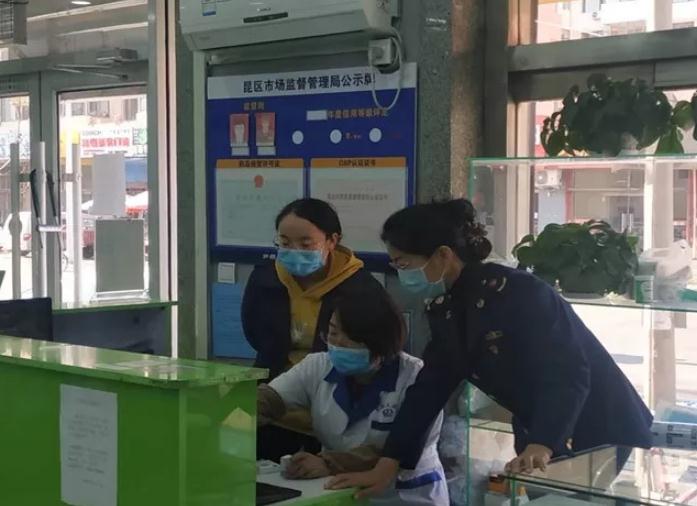 該局監(jiān)管人員正在藥品流通企業(yè)檢查特殊藥品管理制度。昆都侖區(qū)市場監(jiān)管局供圖