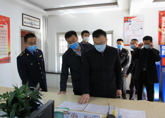 圖為山西省藥品監(jiān)管局黨組書記、局長(zhǎng)贠亞明(中)在大同調(diào)研藥品安全智慧監(jiān)管情況。