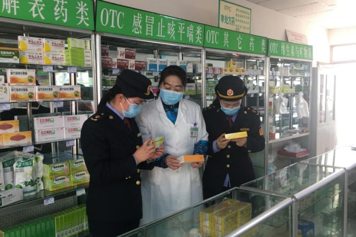該局監(jiān)管人員正在藥品經營企業(yè)檢查該企業(yè)藥品儲存情況。