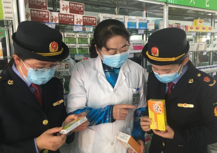 該局監(jiān)管人員正在藥品經營企業(yè)檢查該企業(yè)藥品儲存情況